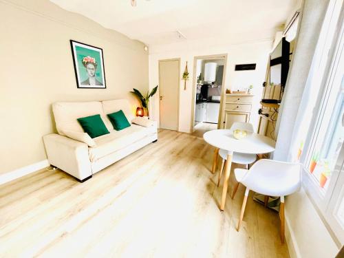 Maisonnette studio bas Suquet, 200m plages, 700m palais, au calme