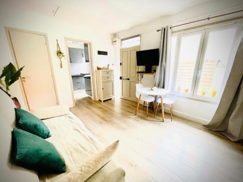 Maisonnette studio bas Suquet, 200m plages, 700m palais, au calme
