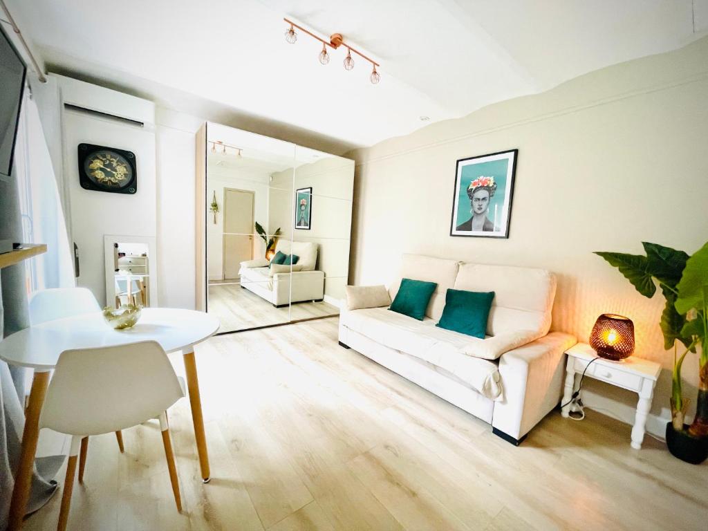 Appartement Maisonnette studio bas Suquet, 200m plages, 700m palais, au calme Cour interieur 70 Rue Georges Clemenceau 06400 Cannes