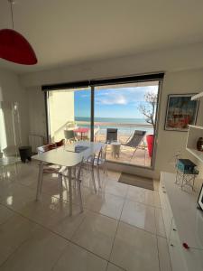 Appartement Malibu Beach LA BAULE appartement face à la mer ! 98 Boulevard de l'Océan 44500 La Baule Pays de la Loire