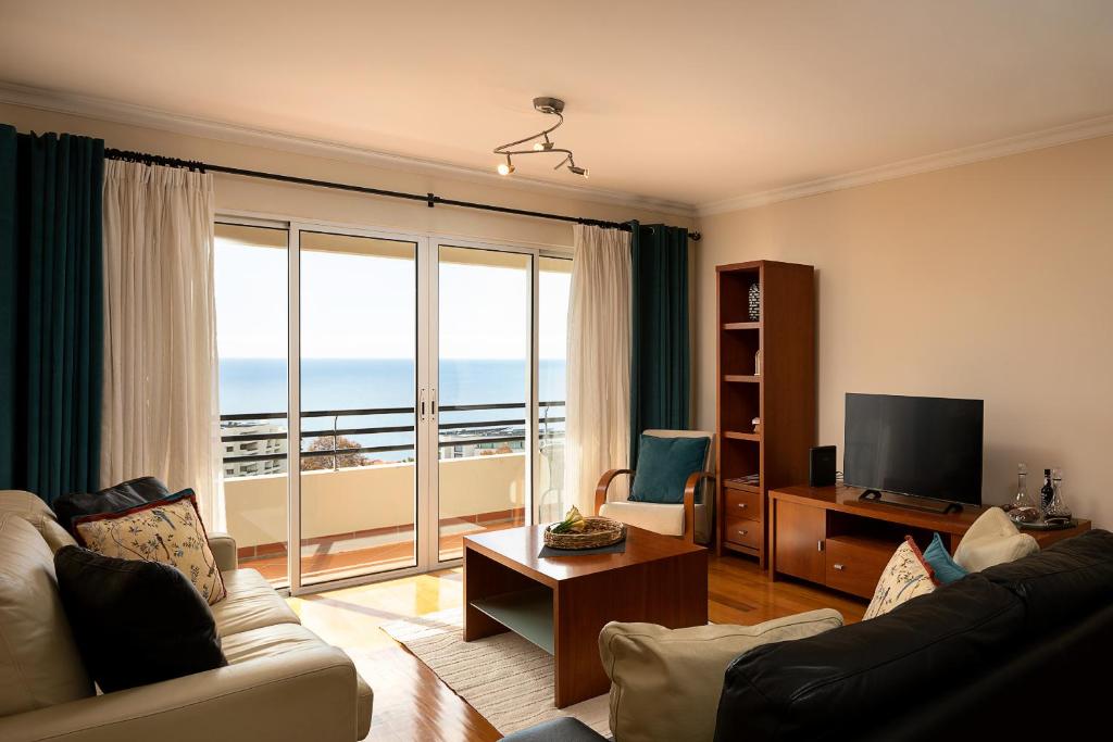 Margarida's Apartment com piscina e vista mar Rua Velha da Ajuda, 127, Blc.D, 9000-749 Funchal