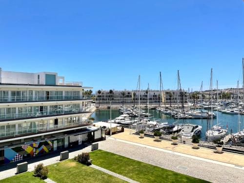 Marina 2 Bedroom Apart with Balcony and Parking