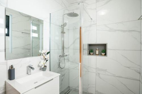 Marina View Apartment - Pool & stunning ocean view