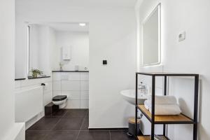Mark 51-7 - Workplace - Netflix - Paramount-plus - Washer Dryer - Modern Design