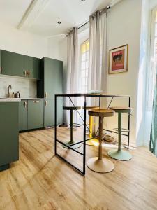 Appartement Marseille : T2 apartment in the heart of the city 32 Rue des Trois Rois 13006 Marseille Provence-Alpes-Côte d\'Azur