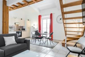 Massena Square - 1 Bdr Duplex with AC