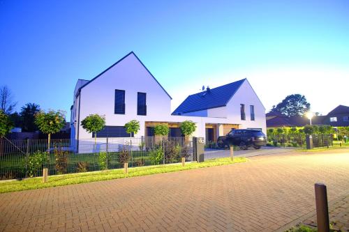 Max White Apartments