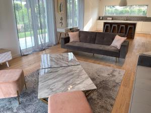 Max White Apartments