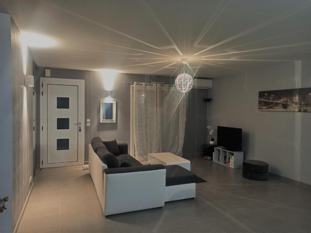 MaxBnb - CLIMATISÉ - Grand Studio 37m2 & terrasse 30m2 - Est