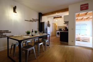 Mélina - appartement dans les remparts de la Bastide avec parking et terrasse