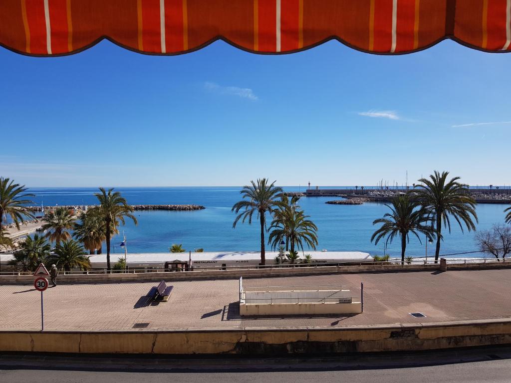 Appartement Menton, 2 pièces face à la mer, 2 minutes à pied du centre-ville. Résidence l'Amirauté A 3 Porte de France 06500 Menton