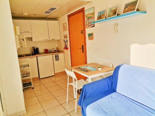 MENTON BORD DE MER Studio calme avec balcon, Dernier étage avec Ascenseur, Clim, Emplacement idéal