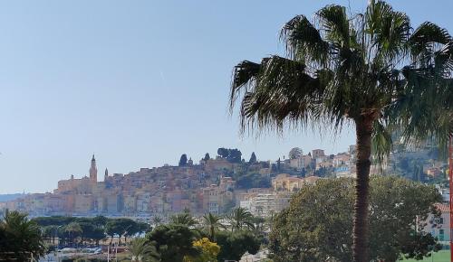 MENTON BORD DE MER Studio calme avec balcon, Dernier étage avec Ascenseur, Clim, Emplacement idéal