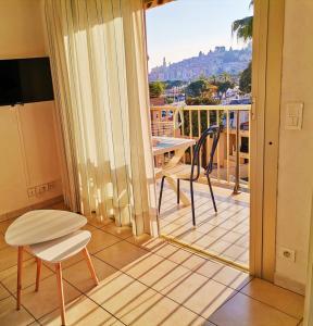 MENTON BORD DE MER Studio calme avec balcon, Dernier étage avec Ascenseur, Clim, Emplacement idéal