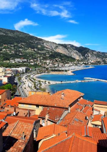 MENTON, centre historique, vue mer