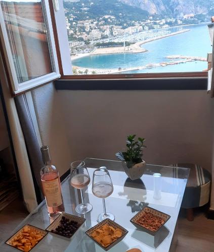 MENTON, centre historique, vue mer