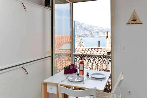 Menton nella vecchia città con vista mare