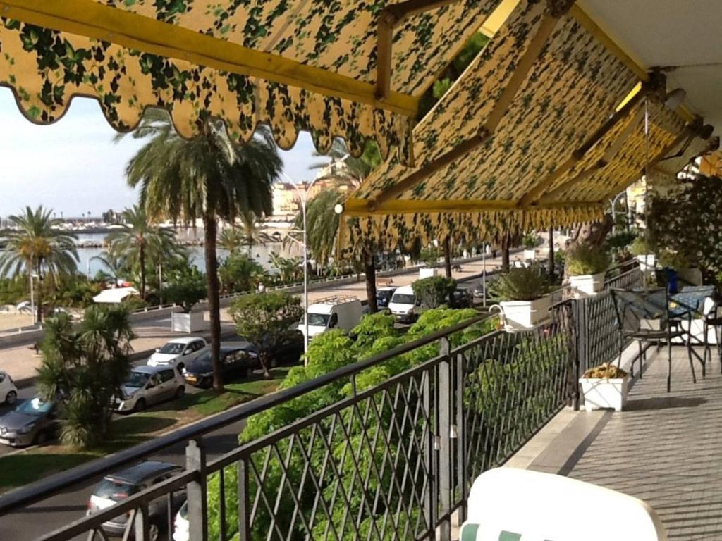 Menton smartworking and relax on the beach, seaview 27 Port de France, 06500 Menton