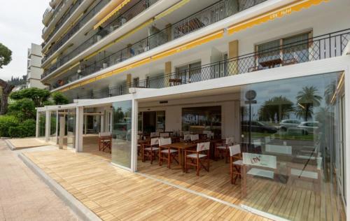 Menton smartworking and relax on the beach, seaview