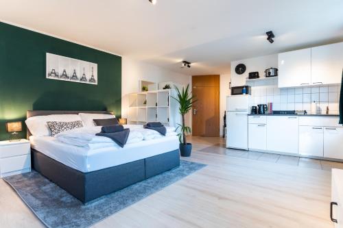 Mercedes I Stuttgart I Kitchen I Home Office I Netflix