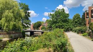 Messe- und Ferienwohnung mit Blick ins Grüne direkt am Wasser