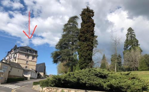 MEUBLÉ 2 PIECES TOTALEMENT RÉNOVÉ A 700M DES THERMES AVEC VUE SUR L'ARBORETUM