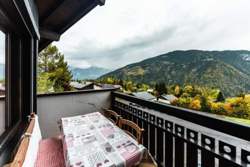 Mezzanine studio with balcony ski-in ski-out chairlift 5 mins walk