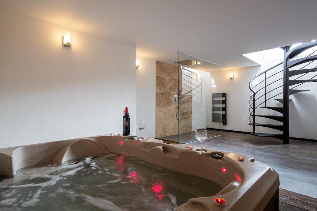 Mieuxqualhotel jacuzzi privatif Le carré rdc 26 Rue du Grand Maurian, 33000 Bordeaux