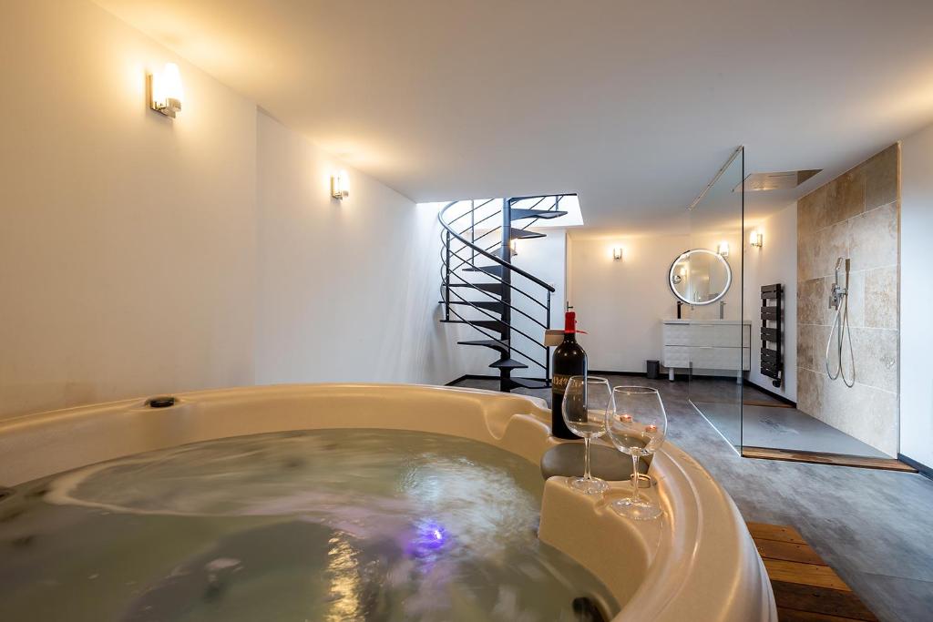 Appartement Mieuxqualhotel jacuzzi privatif Le rond Appt A 26 Rue du Grand Maurian 33000 Bordeaux