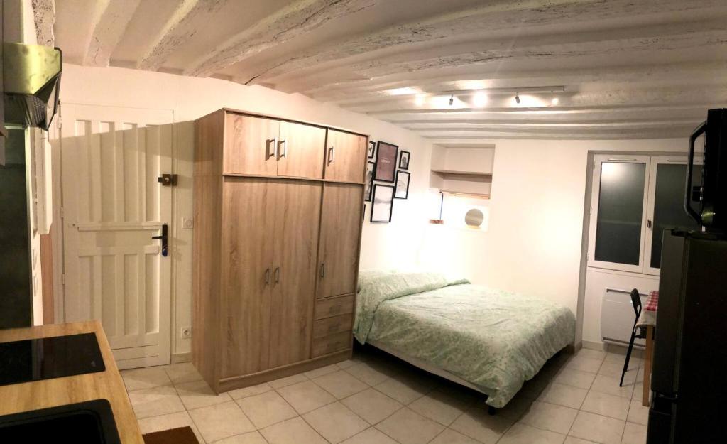 Appartement Mini Studio 5 - Montlhery Centre 32 Rue du Docteur Oge 91310 Montlhéry