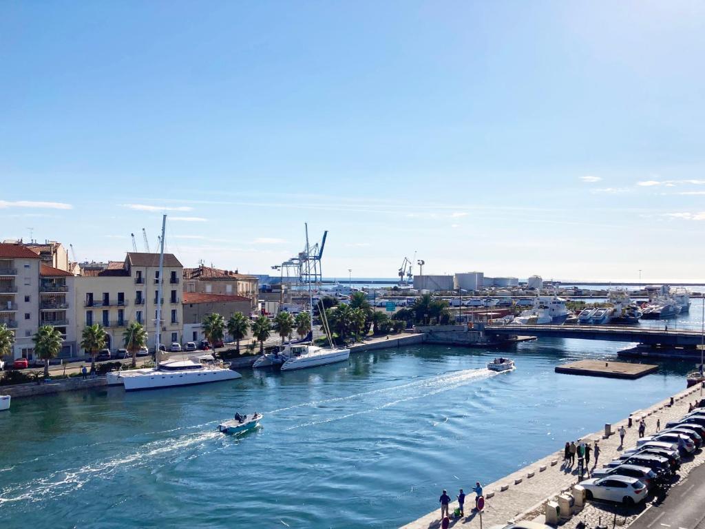 Appartement Mirador de l'ile sud 3ème étage Quai de la République 34200 Sète