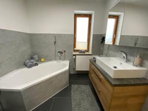 MITTEN im BAYERISCHEN WALD-95m² Wohnung + *NETFLIX* Direkt am Skilift!