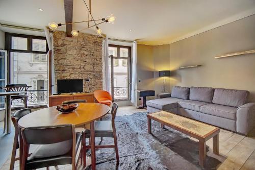MMOGROOM - Industrial Style - Spacious - AC - Wifi- City Center