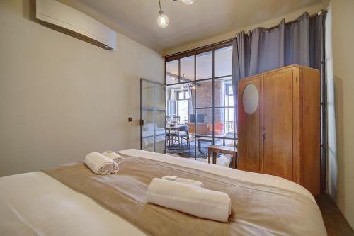 MMOGROOM - Industrial Style - Spacious - AC - Wifi- City Center