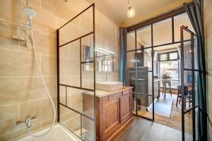 MMOGROOM - Industrial Style - Spacious - AC - Wifi- City Center
