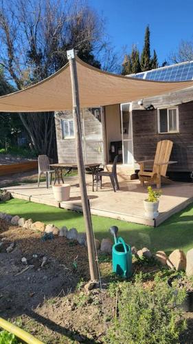 Mobilhom dans jardin en autonomie énergétique