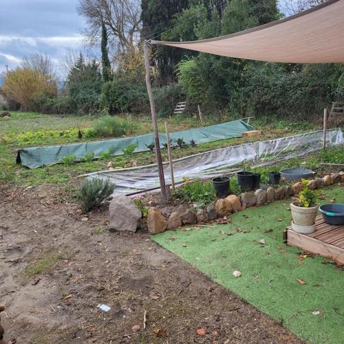 Mobilhom dans jardin en autonomie énergétique