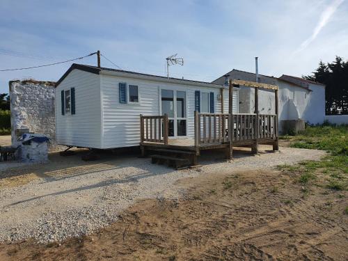 Mobilhome en pleine campagne avec vue mer