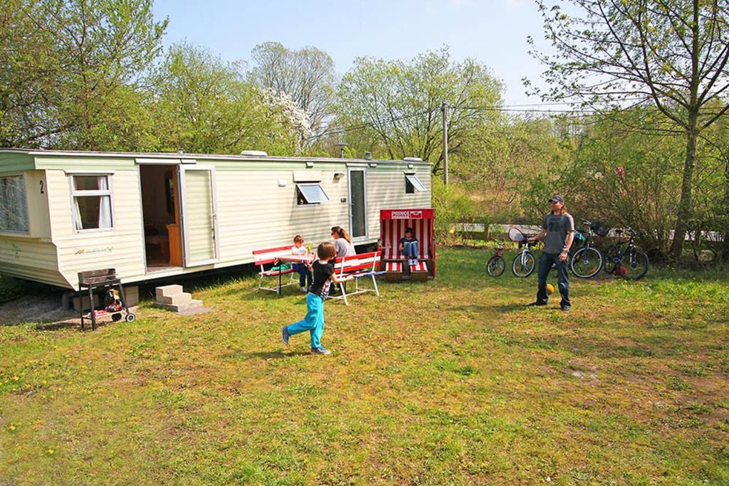 Appartement Mobilhome Makgrafenheide für Familie und Monteure Budentannenweg 1 Wiese noch vor dem Forstfuhrmannshof (erstes Grundstück links) 18146 Markgrafenheide