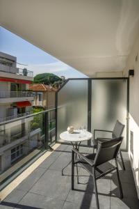 Modern 1 Bed apartment in prestigous area of Cannes a short walk to the Croisette and the Palais 1903