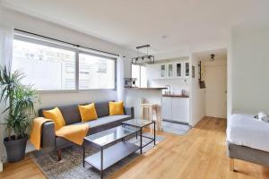 Modern 1 bed flat in Paris XVIII