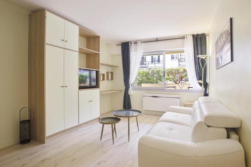 Modern 1br with terrace 5 min from Biarritzs Grande Plage Welkeys
