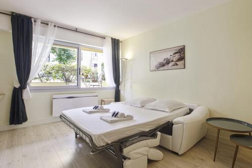 Modern 1br with terrace 5 min from Biarritzs Grande Plage Welkeys