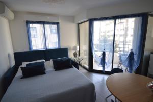 Modern 2 Bd Next To Rue Dantibes