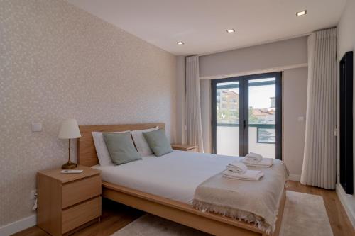 Modern 3 BDR Apartment by LovelyStay