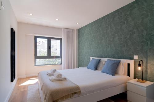 Modern 3 BDR Apartment by LovelyStay