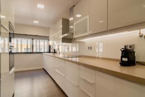 Modern 3 BDR Apartment by LovelyStay