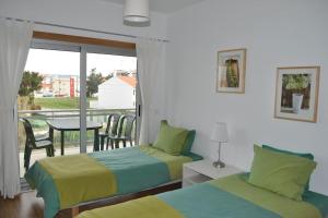 Modern 3 Bedroom Apartment 200m from beach
