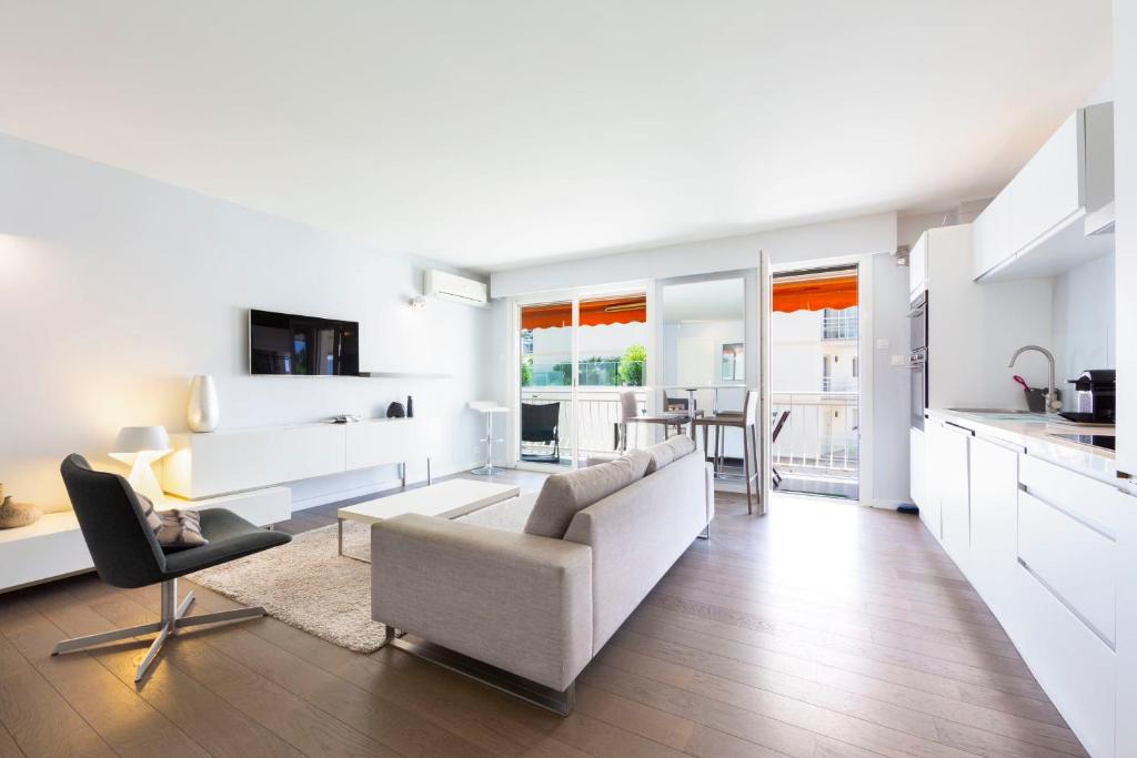Modern apartment 2 bedrooms quiet terrace in a palm beach area, 30 meters from seaside 16 RUE REINE ASTRID, 06400 Cannes