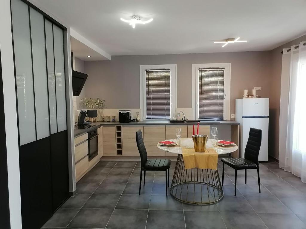 Modern apartment facing south in Paris